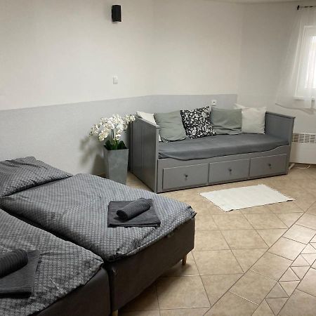 Appartamento Deduv Sklep Hlohovec Esterno foto