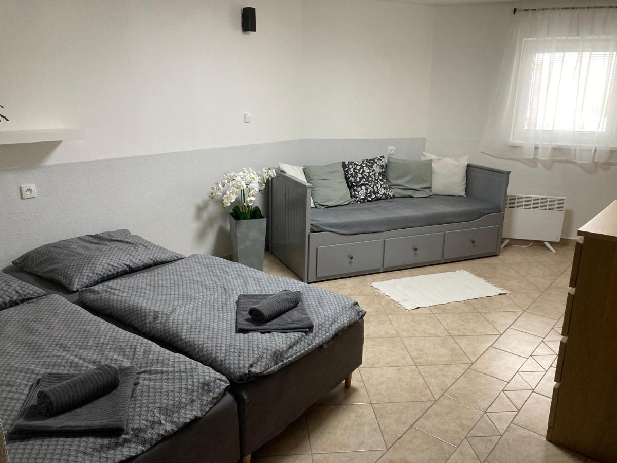 Appartamento Deduv Sklep Hlohovec Esterno foto